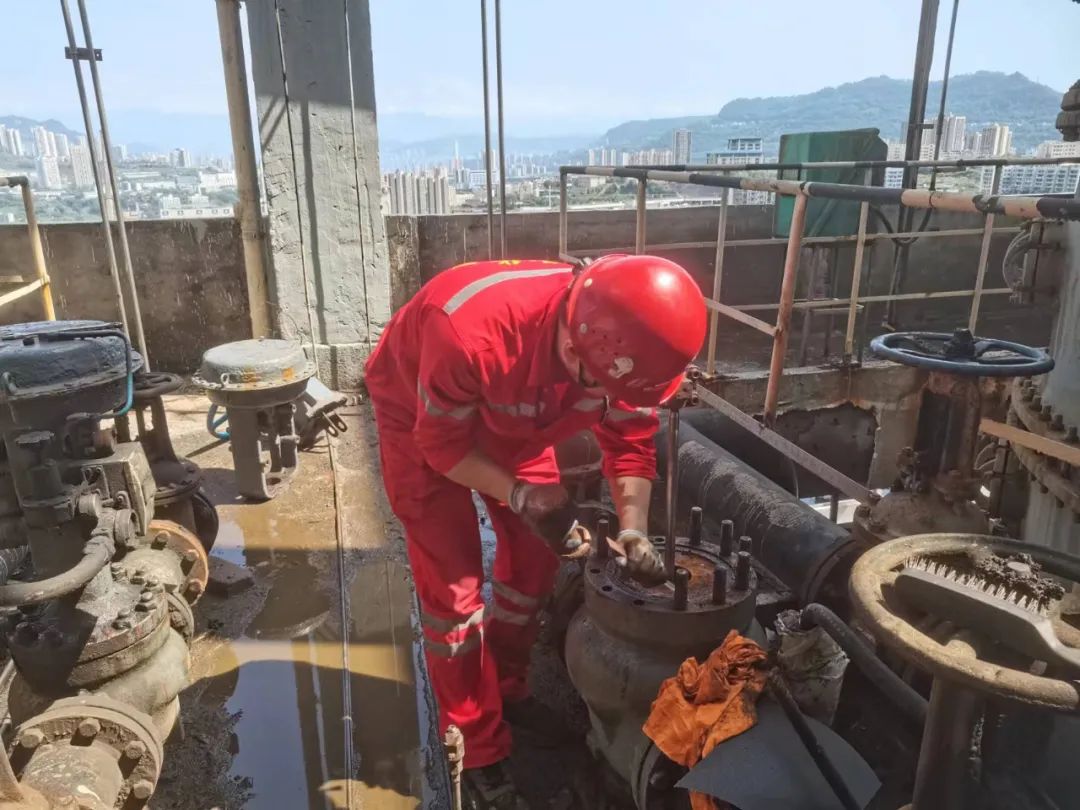 【一線】戰高溫 斗酷暑 忙檢修(圖1) 圖片