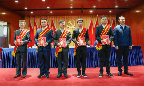 宜化集團召開2019年慶祝“五一”國際勞動節(jié)暨表彰大會(圖8) 宜化集團召開2019年慶祝“五一”國際勞動節(jié)暨表彰大會(圖8)