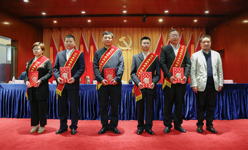 宜化集團召開2019年慶祝“五一”國際勞動節(jié)暨表彰大會(圖9) 宜化集團召開2019年慶祝“五一”國際勞動節(jié)暨表彰大會(圖9)