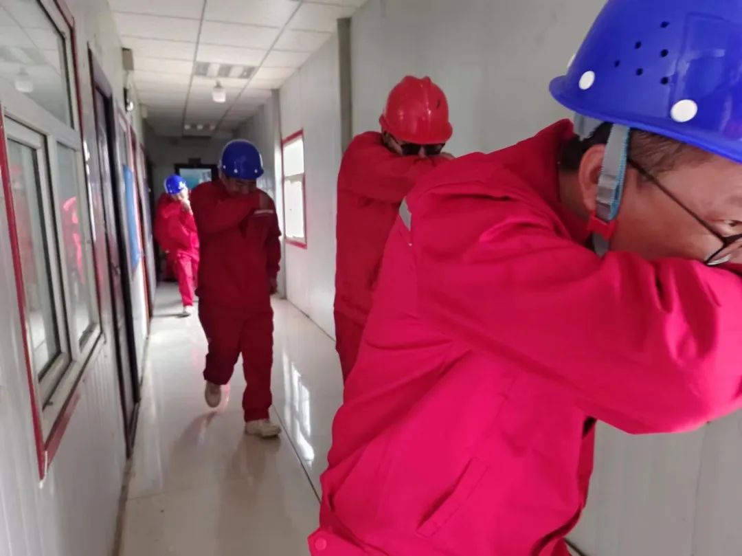 新疆項目部開展火災事故專項預案應急救援演練(圖3) 新疆項目部開展火災事故專項預案應急救援演練(圖3)