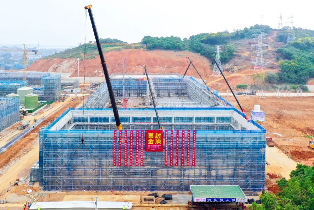 楚星生態(tài)項目尿素庫順利封頂(圖2) 楚星生態(tài)項目尿素庫順利封頂(圖2)