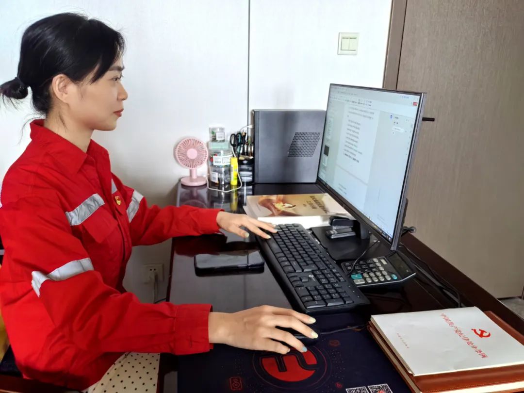 【宜化榜樣】化機(jī)公司李丹:提升素質(zhì)強(qiáng)技能,勇于奉獻(xiàn)顯擔(dān)當(dāng)(圖2) 【宜化榜樣】化機(jī)公司李丹:提升素質(zhì)強(qiáng)技能,勇于奉獻(xiàn)顯擔(dān)當(dāng)(圖2)