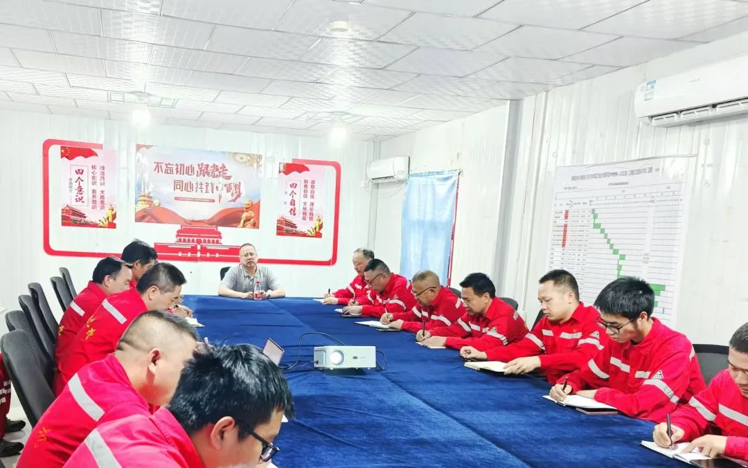 化機(jī)公司黨委書記、董事長(zhǎng)、總經(jīng)理?xiàng)钪袧傻叫陆?xiàng)目部現(xiàn)場(chǎng)辦公(圖2) 化機(jī)公司黨委書記、董事長(zhǎng)、總經(jīng)理?xiàng)钪袧傻叫陆?xiàng)目部現(xiàn)場(chǎng)辦公(圖2)