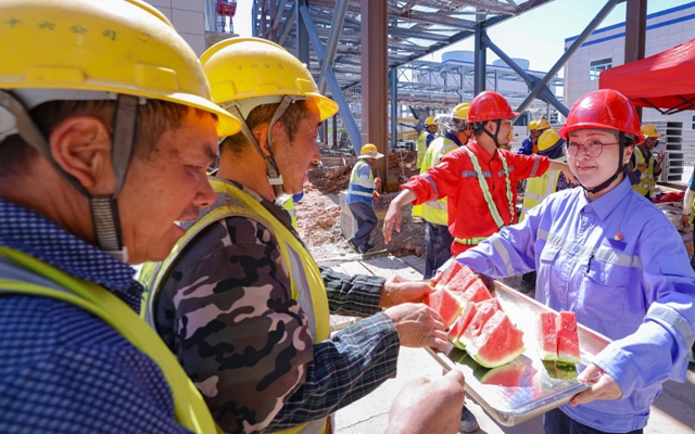 酷暑送清涼，關(guān)懷沁人心！宜化田家河園區(qū)全力保障職工高溫作業(yè)安全