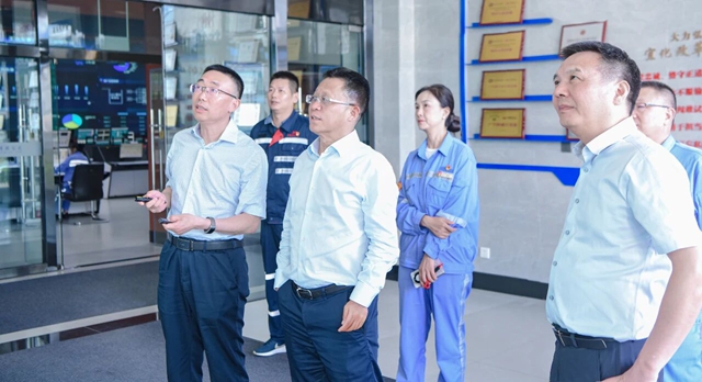 王大真到新疆、青海區(qū)域分子公司現(xiàn)場(chǎng)辦公(圖1) 王大真到新疆、青海區(qū)域分子公司現(xiàn)場(chǎng)辦公(圖1)