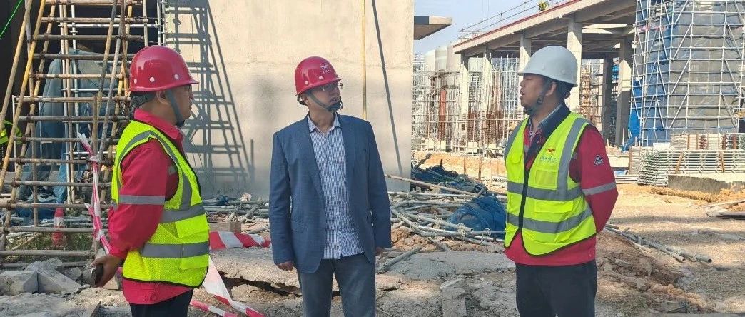 化機(jī)公司黨委書(shū)記、董事長(zhǎng)、總經(jīng)理?xiàng)钪袧傻巾?xiàng)目現(xiàn)場(chǎng)檢查工作